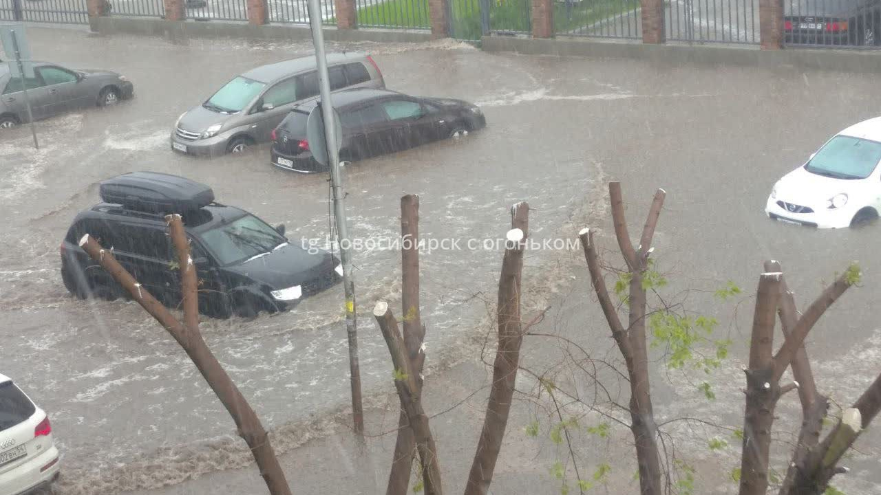 Машины плывут как лодки: из-за мощного ливня затопило дороги Новосибирска — фото и видео