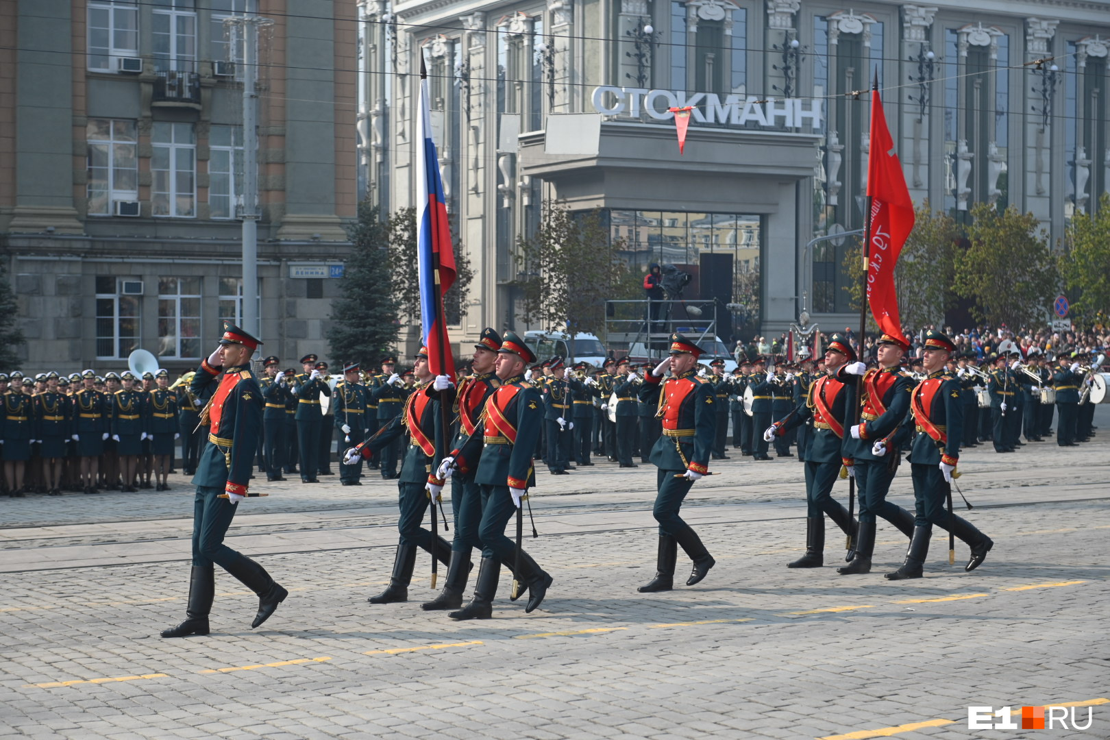 Потерянные туфли, нашатырь и легендарный Т-34: как прошел парад в Екатеринбурге