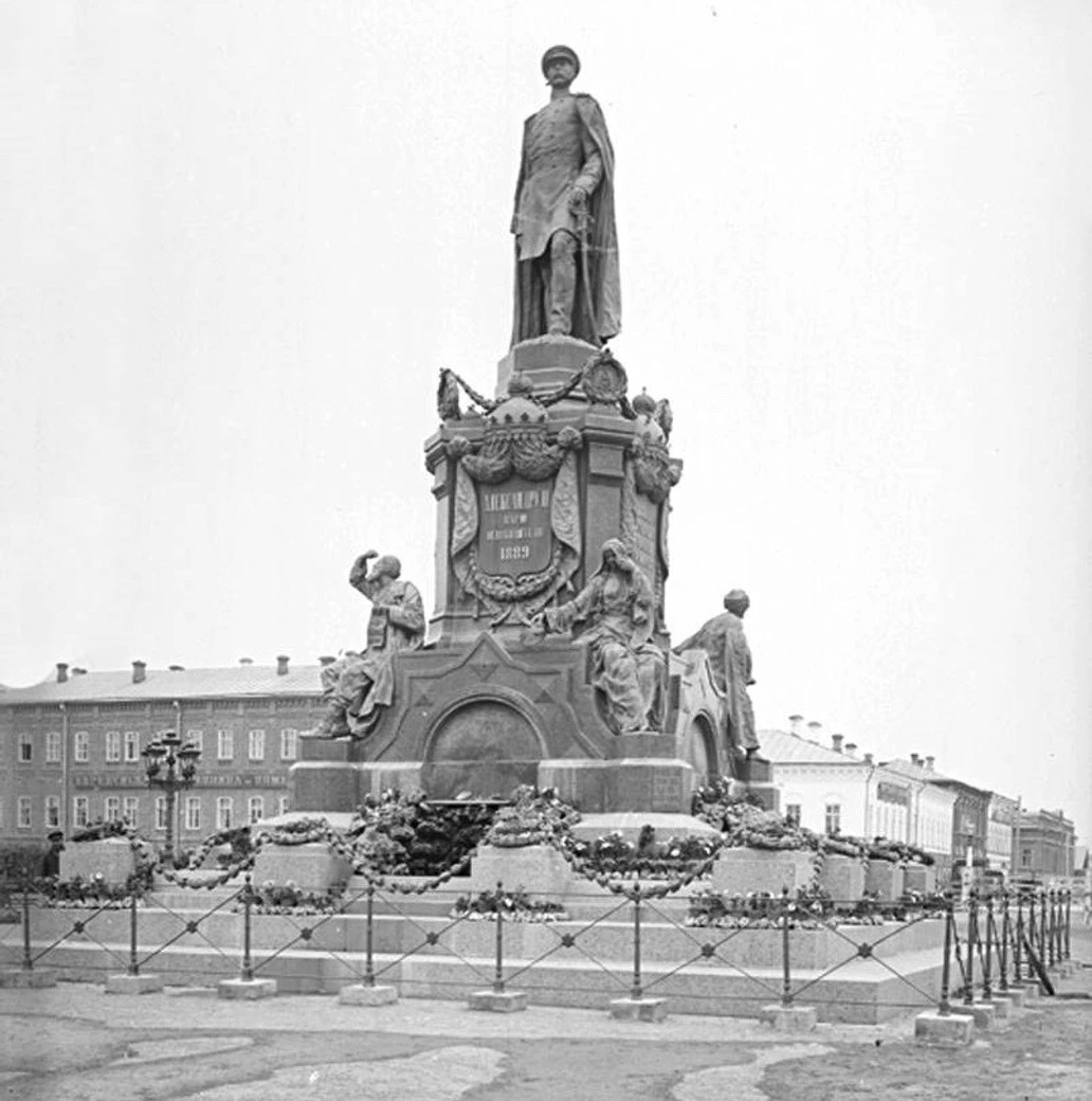 Памятник александру второй