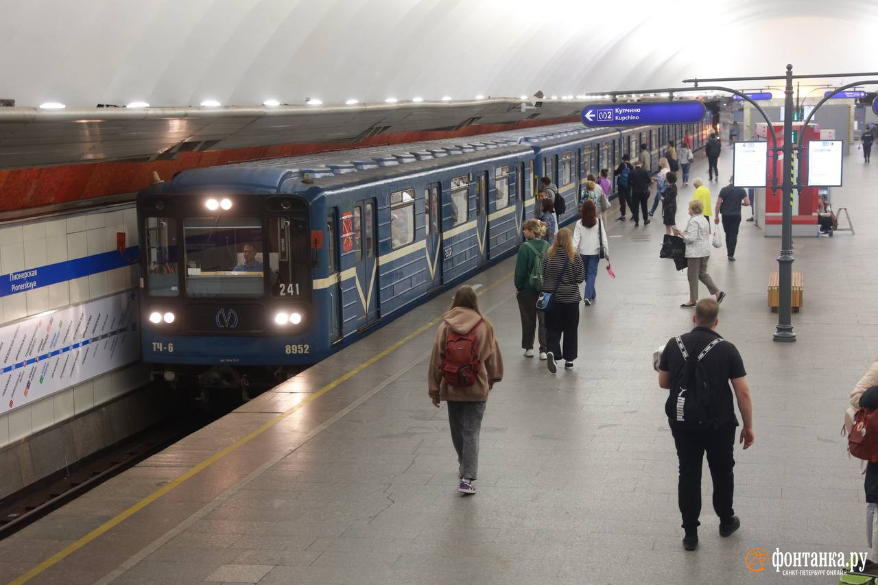 Пионерская (станция метро, Санкт-Петербург). Станция метро Пионерская. Метро Пионерская СПБ. Метро Пионерская фото.