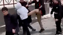 Толпа подростков жестоко избила парня в Октябрьском районе Новосибирска — потасовка попала на видео