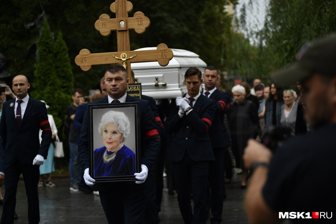 На каком кладбище похоронят навального. Похороны веры Васильевой. Могила веры Васильевой. Отпевание веры Васильевой. Лиознову похоронили на кладбище.