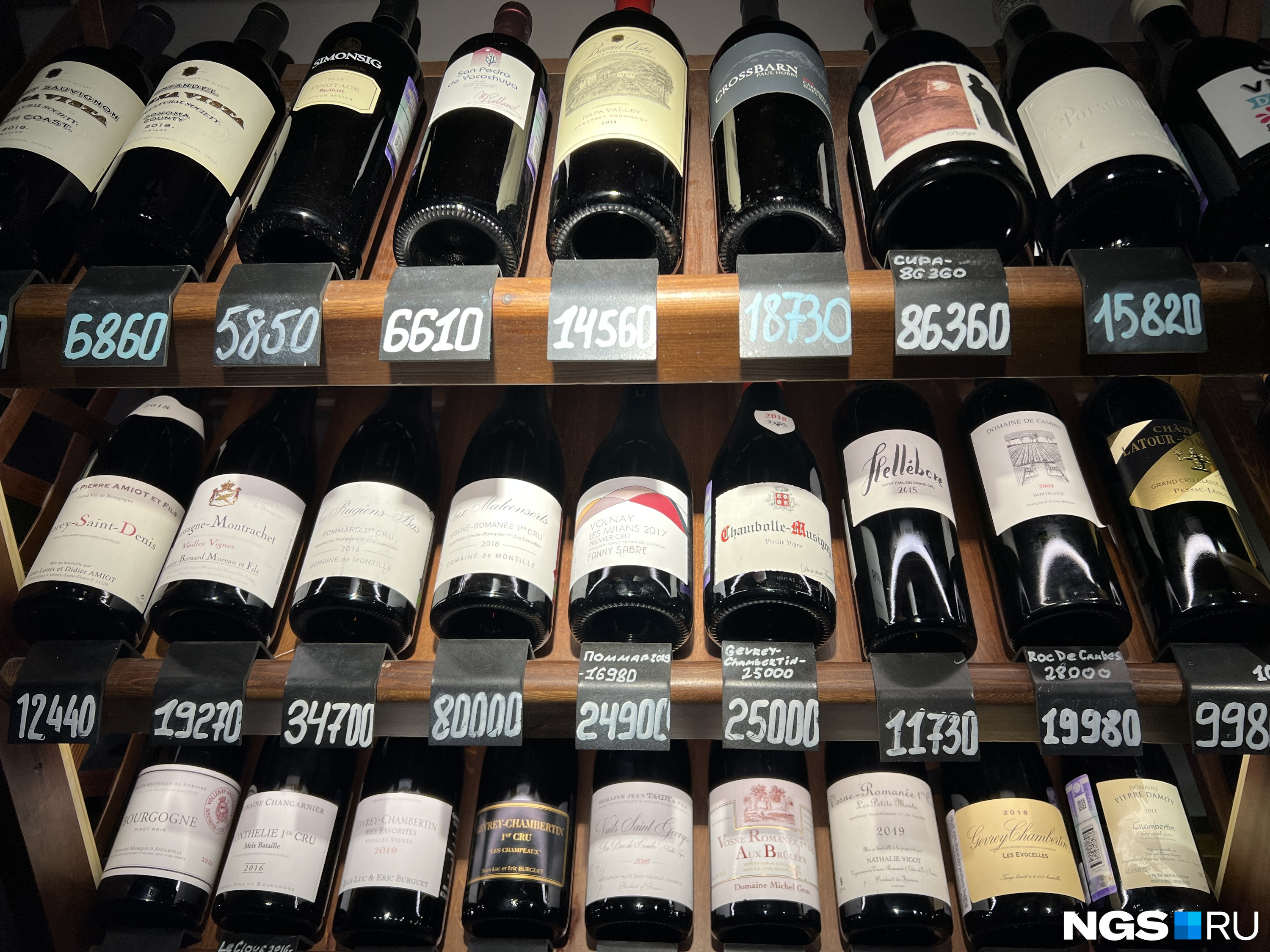Винные полки заведения — по таким ценам вино продается в ресторане