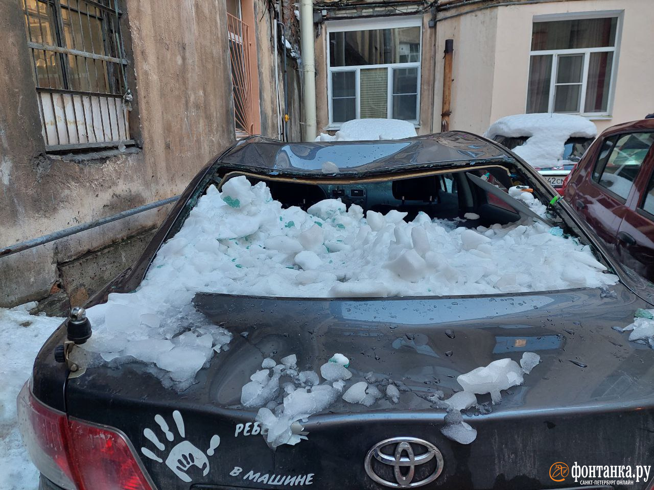 В Петербурге лавина с крыши уничтожила автомобиль | 17.12.2023 |  Санкт-Петербург - БезФормата