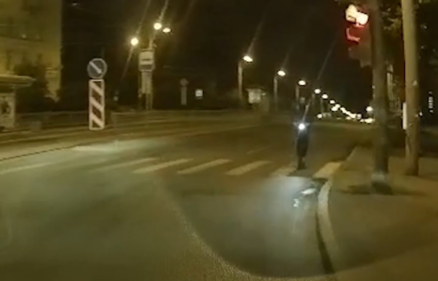 Дорожное видео недели: гибель байкера на пустой дороге и бесстрашный самокатчик на встречке