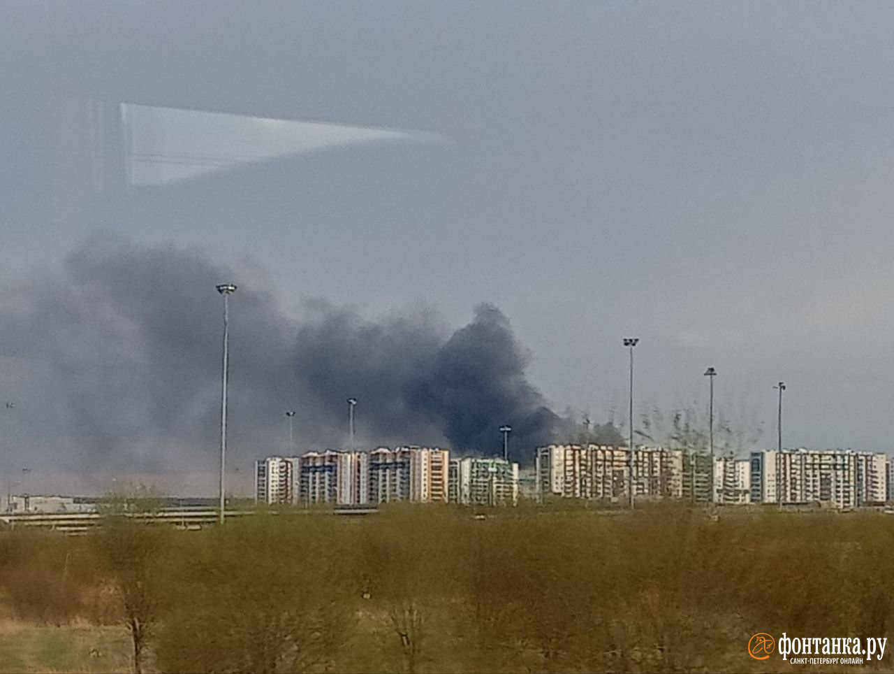 Столб черного дыма поднялся в небо на юго-западе Петербурга. В Новогорелово полыхает мусор