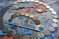 Ждем евро по 100 рублей и повышения цен? Эксперт — о том, чем обернутся для россиян скачки валюты