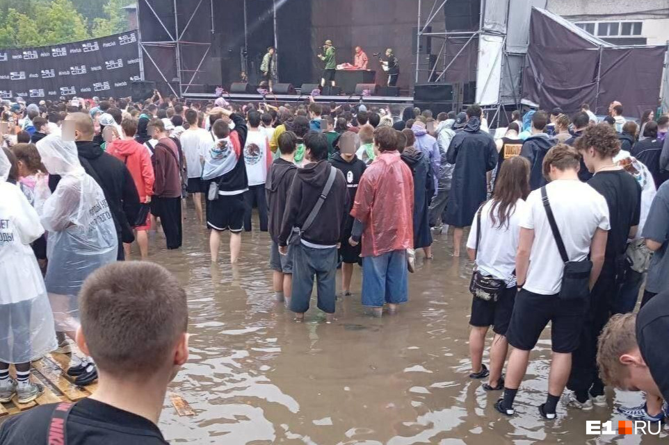 «Стояли по колено в воде»: екатеринбуржцы пришли на рэп-фестиваль, а оказались в бассейне из дождя