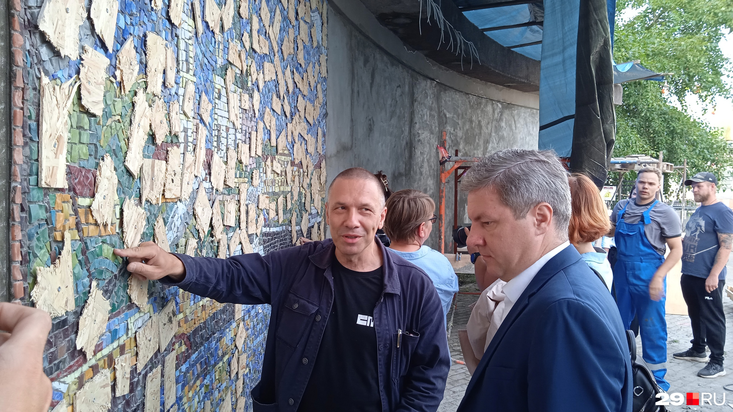 Дмитрий Морев осматривает мозаику