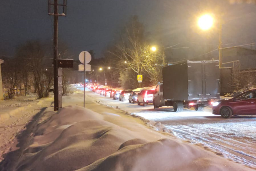 В Екатеринбурге водители ринулись объезжать мегапробку через частный сектор. Жители объявили им войну