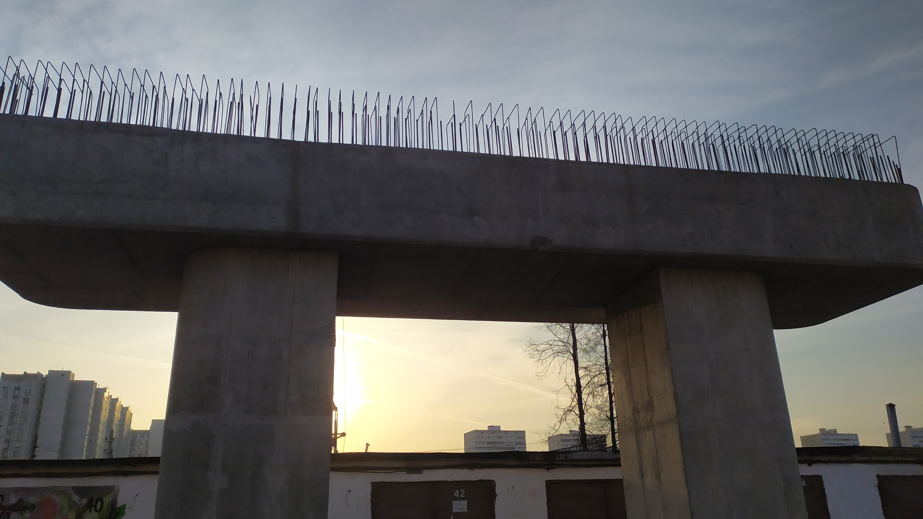 «Кто разрешает Собянину творить такое?»: москвичи — об эстакаде, которую строят под окнами многоэтажек с кучей нарушений