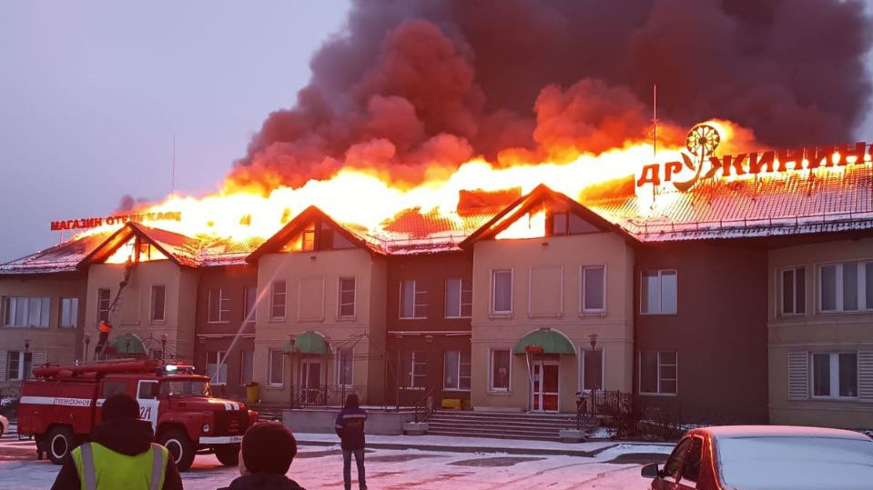 На трассе Пермь — Екатеринбург гостиницу охватило огнем: полыхала тысяча квадратных метров
