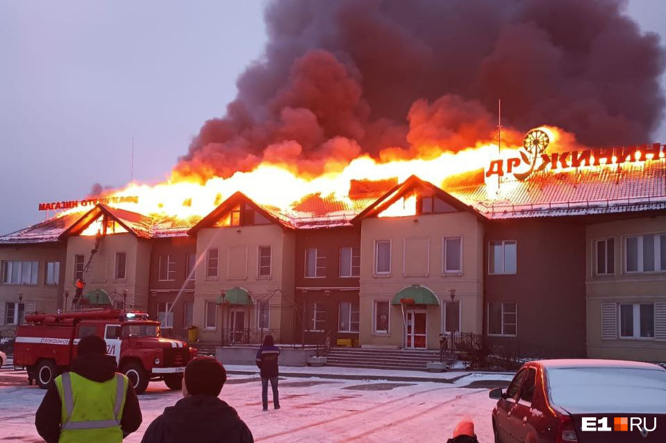 Гостиницу под Екатеринбургом охватило огнем: полыхает тысяча квадратных метров