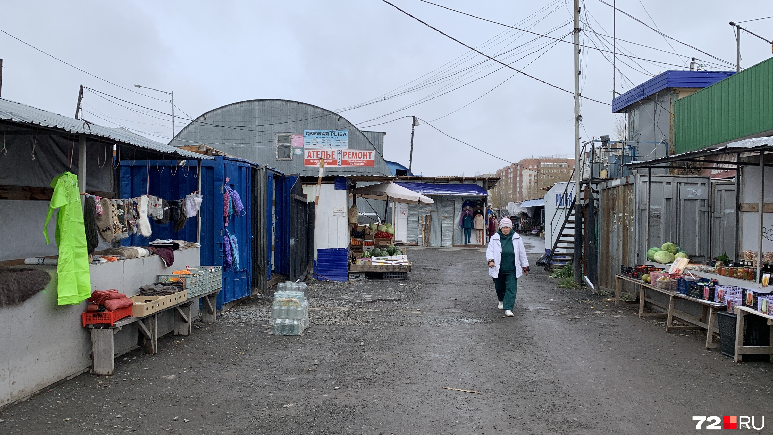Возле входа торгуют овощами и шерстяными вещами
