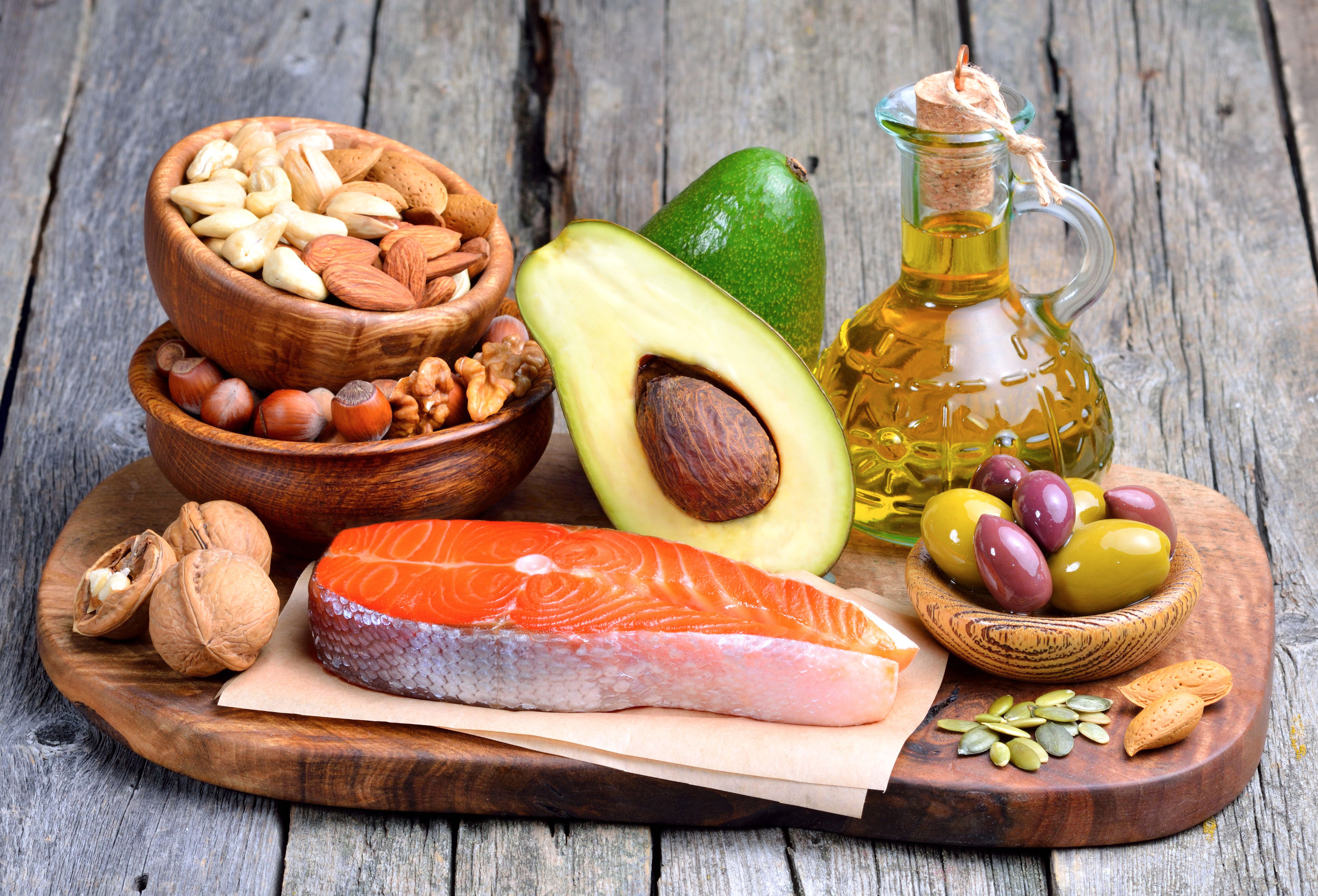 Полезные жиры есть в рыбе, авокадо, оливковом масле, орехах и семенах