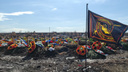 На кладбище в Самарской области появилась аллея погибших с флагом ЧВК «Вагнер»