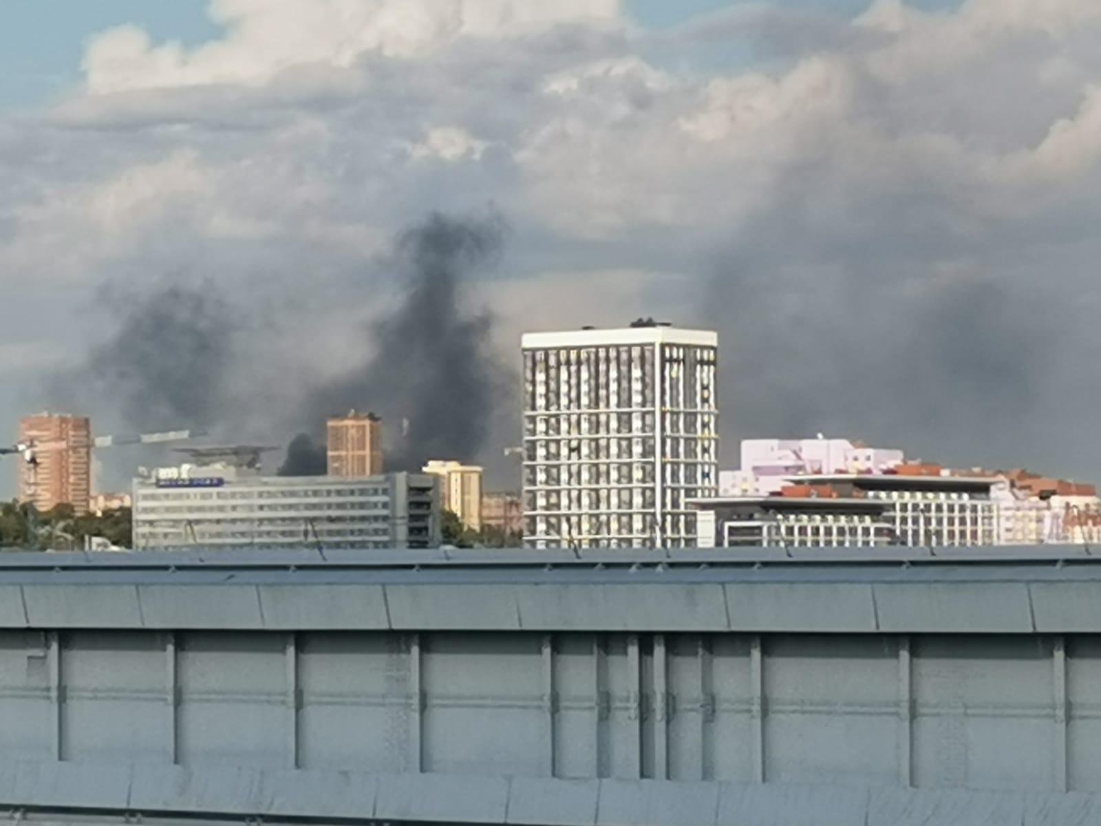 Пожар произошел в Октябрьском районе — клубы дыма видны с моста через Обь