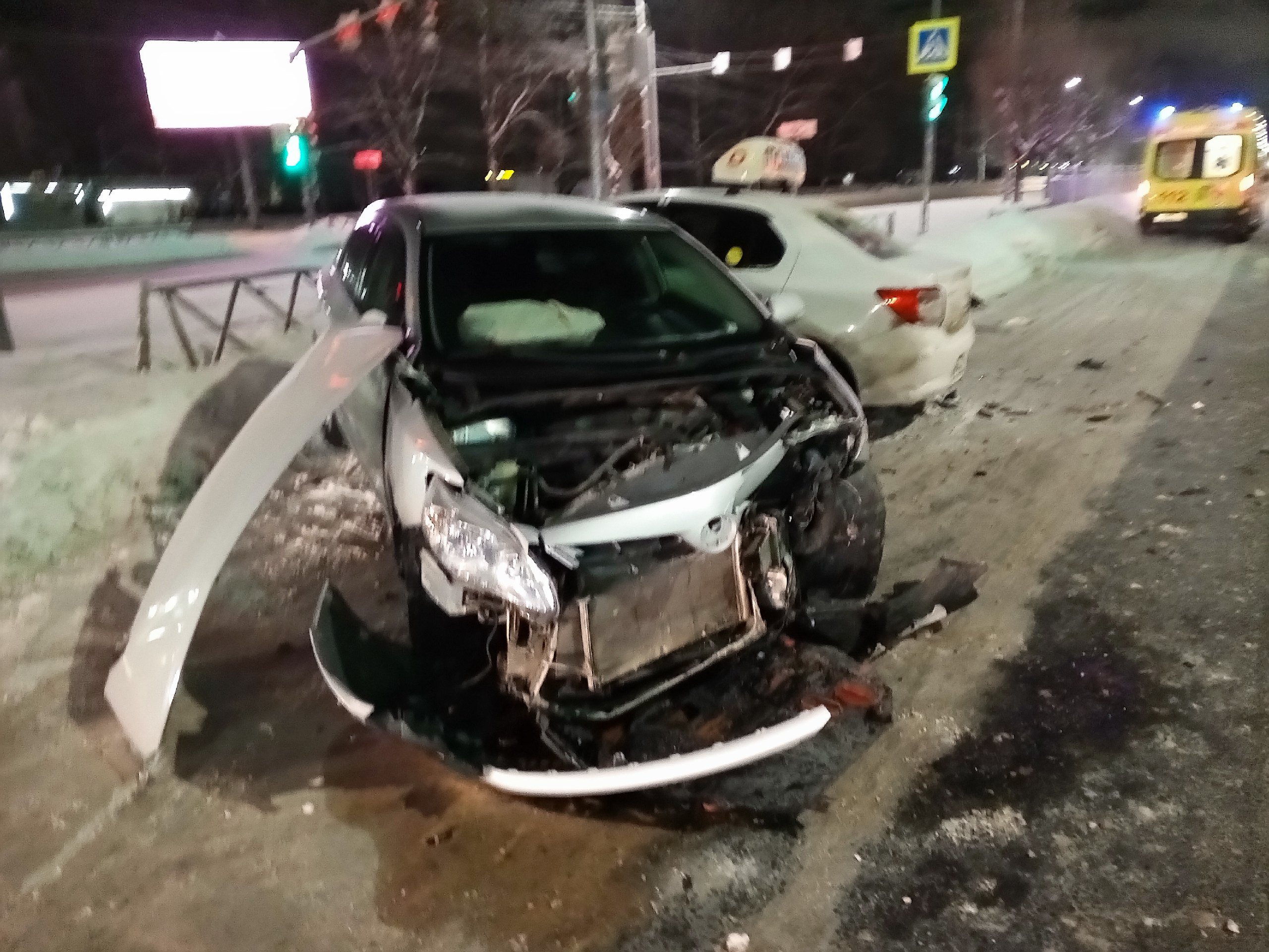 Летел на красный»: в Ярославле такси попало в ДТП | 06.01.2024 | Ярославль  - БезФормата