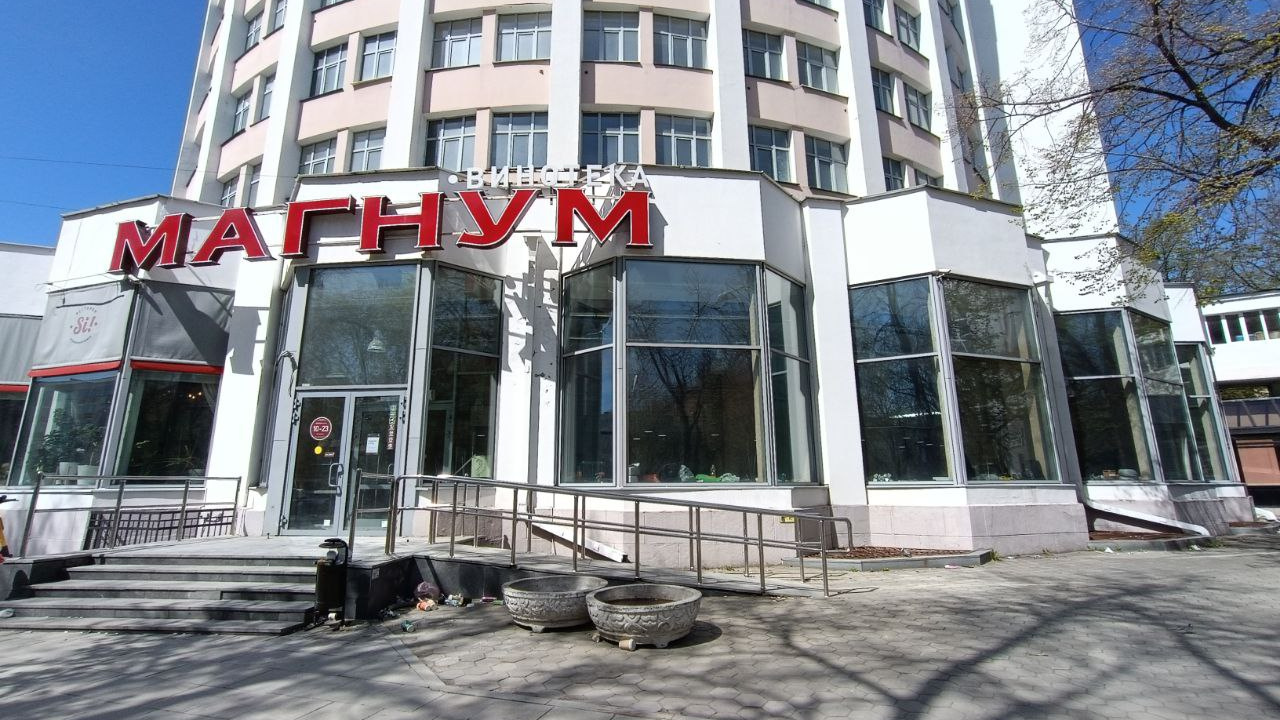 В центре Екатеринбурга закрылся популярный алкомаркет. Объясняем почему