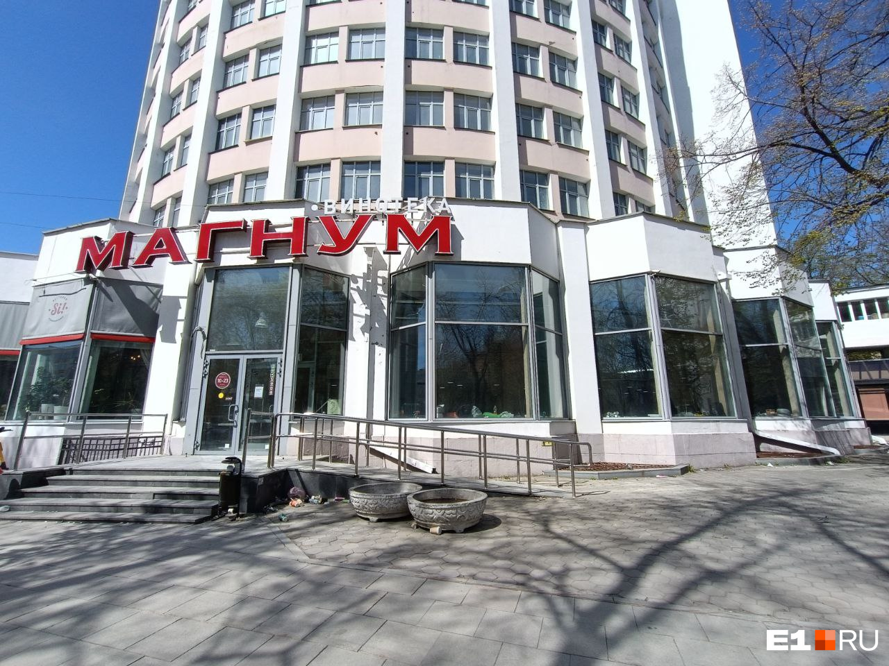 В центре Екатеринбурга закрылся популярный алкомаркет. Объясняем почему