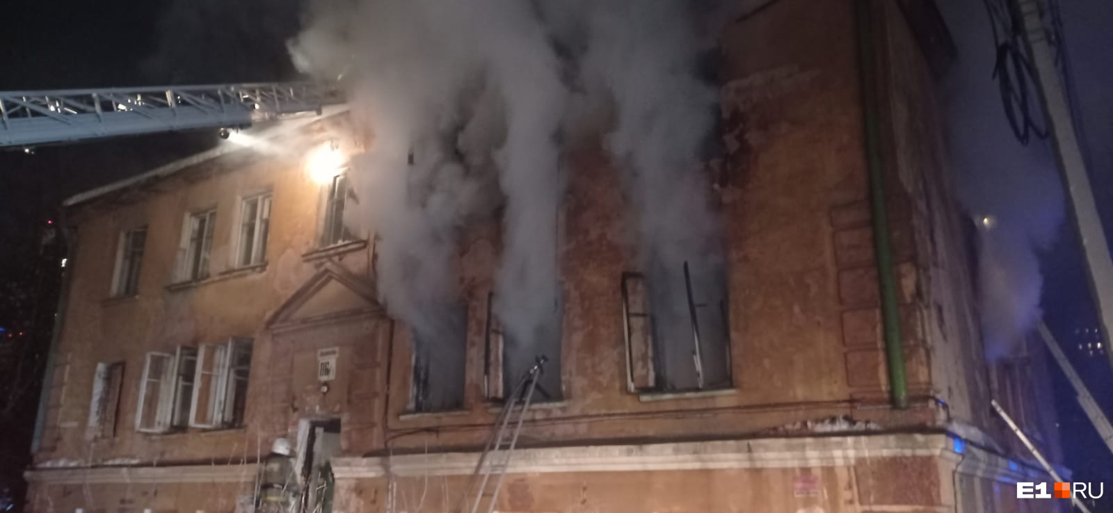 Здание в Пионерском окружили пожарные: видео пламени, охватившего два этажа