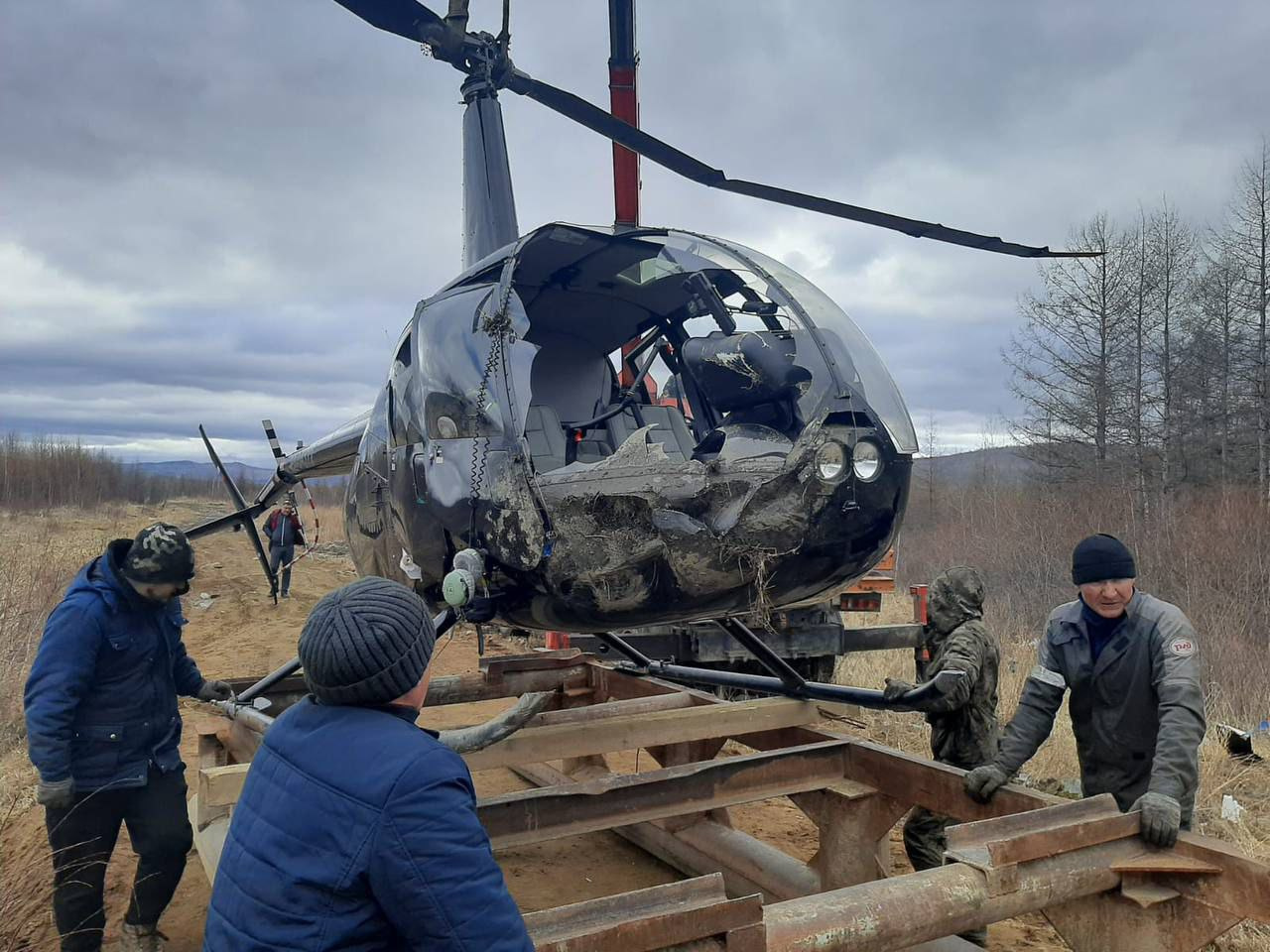 Вертолет «вспахал» землю во время взлета в Забайкалье