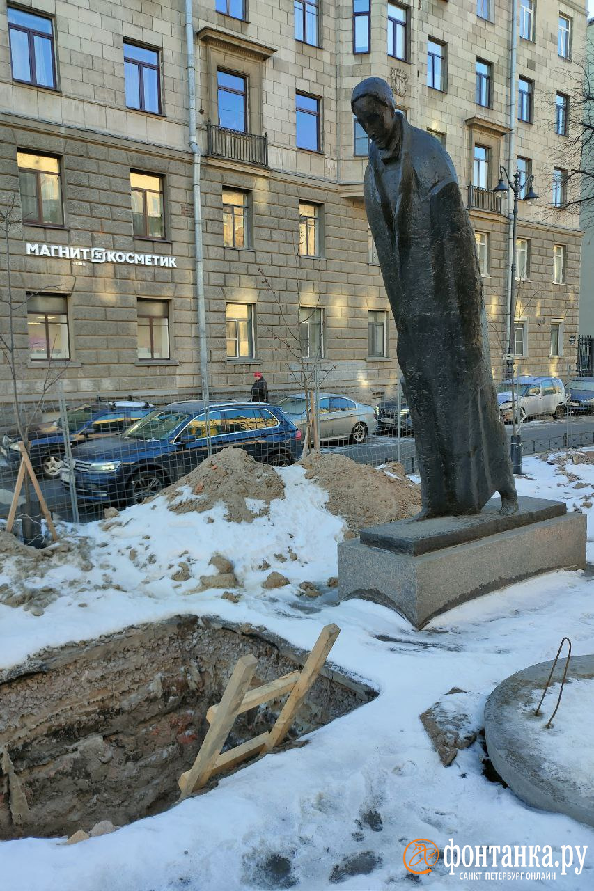 «Устал падать. Похороните». Возле склонившегося памятника Блоку в Петербурге появилась яма