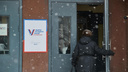 Полиция задержала девушку, бросившую коктейль Молотова в плакат о выборах у школы в Петербурге