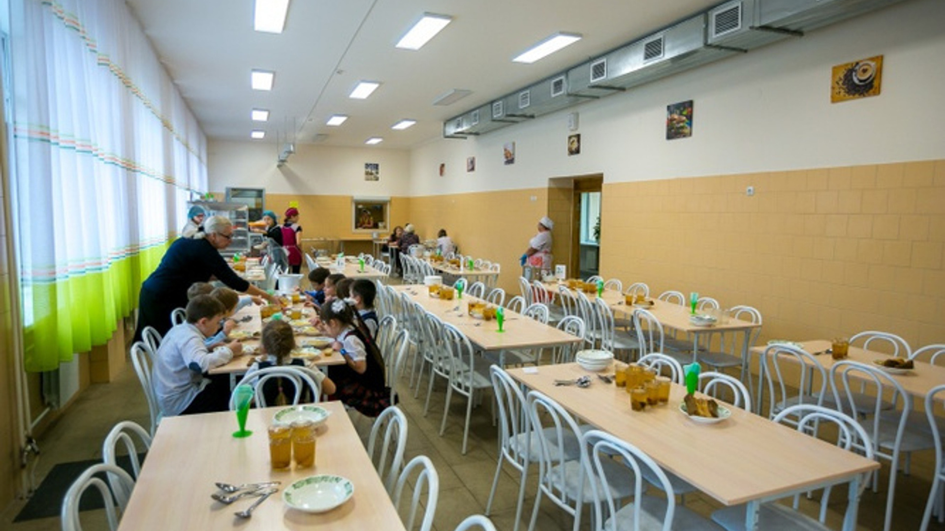 «Уровень съедаемости низкий»: красноярские школьники не доедают почти половину блюд в столовых