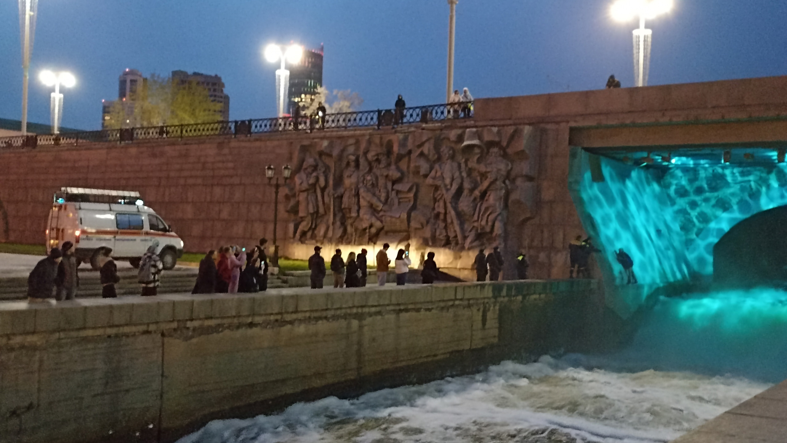 В Екатеринбурге полуголый мужчина залез внутрь плотины. Его доставали спасатели: видео