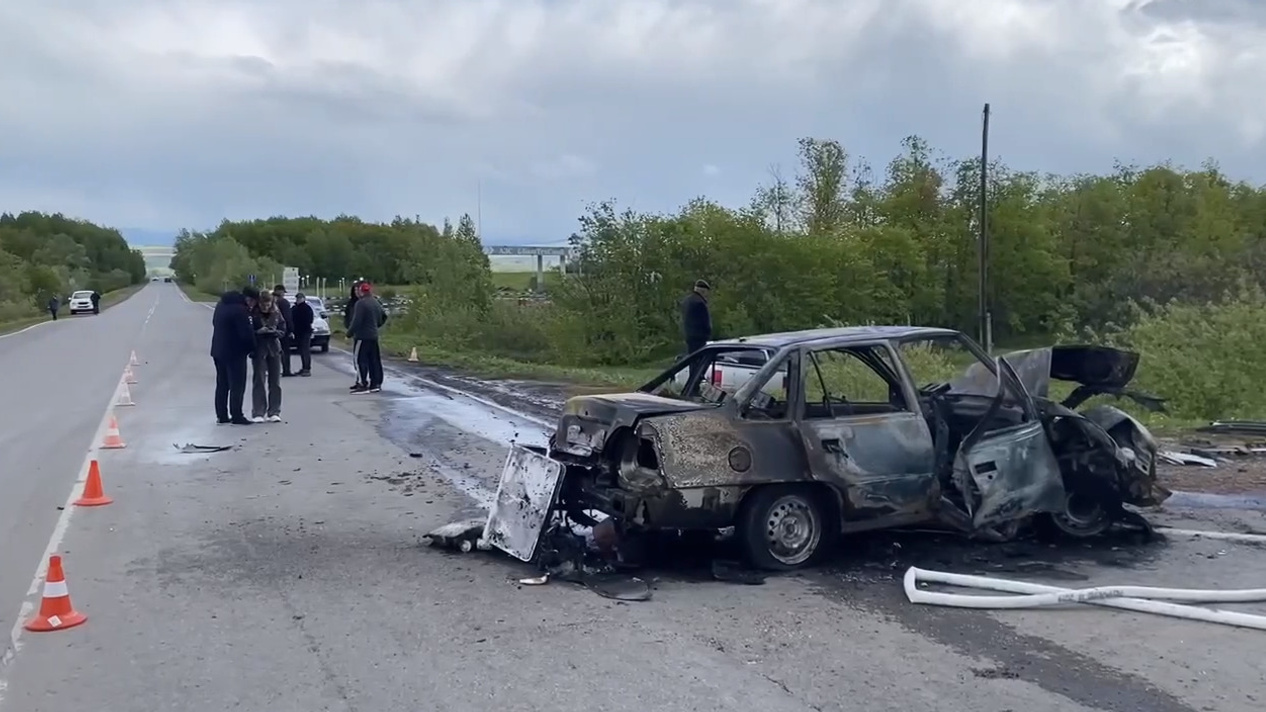На трассе в Башкирии легковушка сгорела после ДТП. Ее пассажир погиб — видео