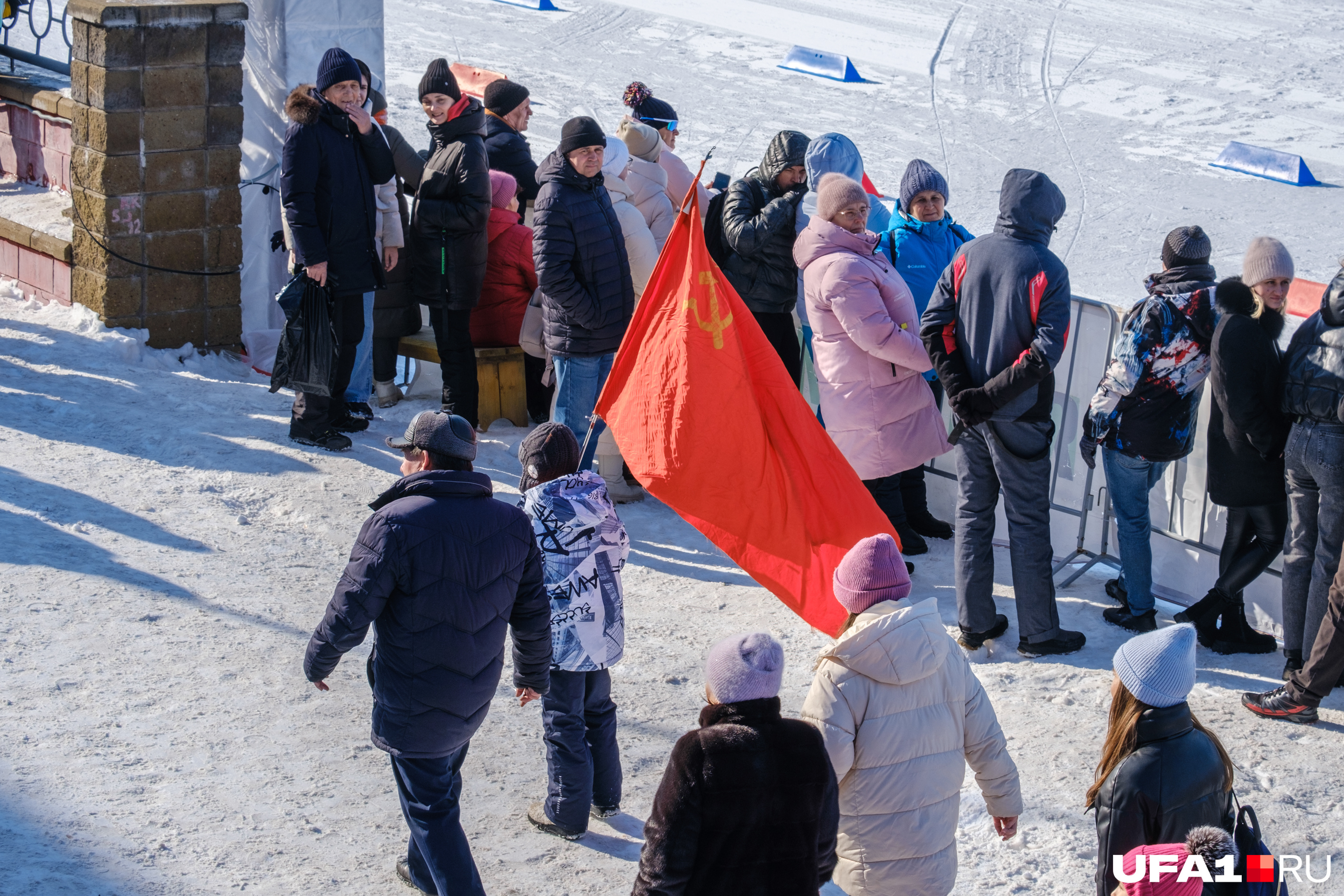 Ну а кто-то согревался патриотизмом