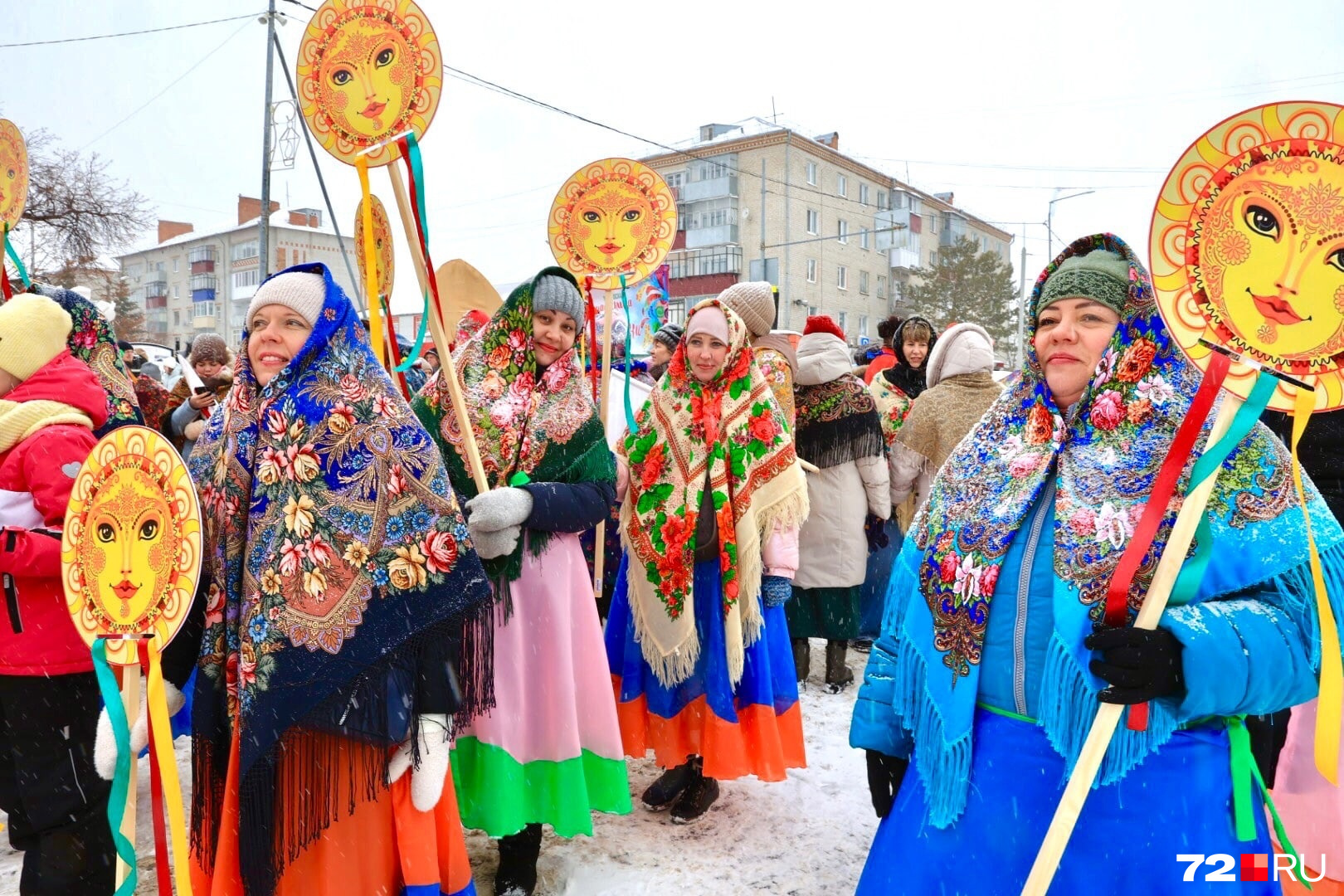 Цветные яркие платки придавали женщинам особый шарм и напоминали о славянских традициях