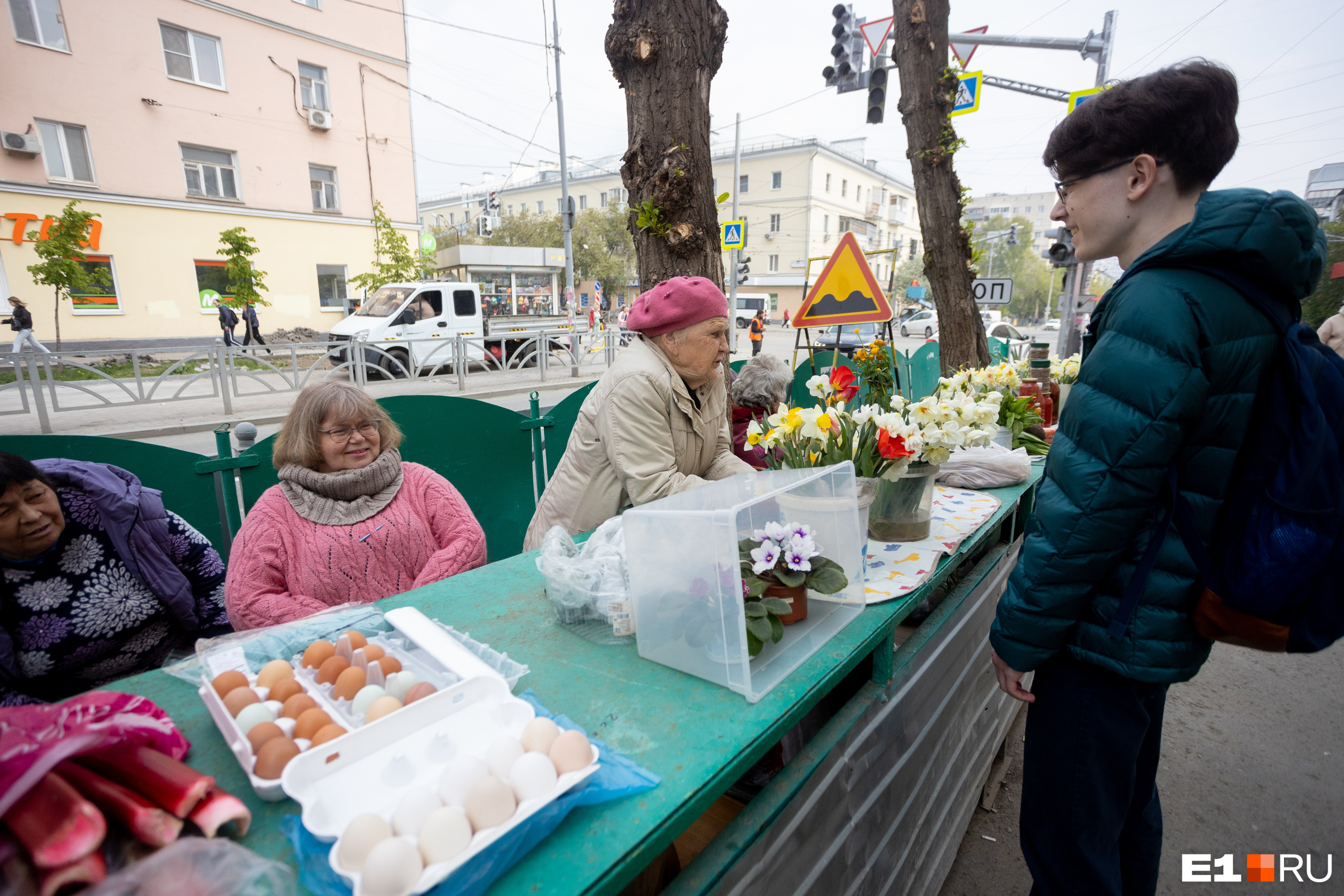 Домашние яйца продают тут же Домашние яйца продают тут же