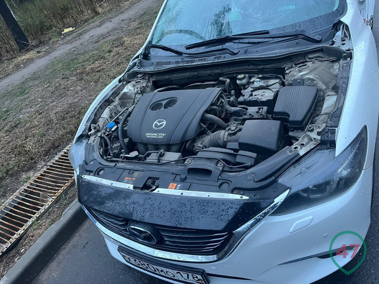 У припаркованной Mazda сняли двери и капот на Гладышевском проспекте в  Петербурге - 28 апреля 2023 - ФОНТАНКА.ру