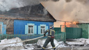 «Угроза рядом стоящему дому»: пожар вспыхнул в частном секторе в Заельцовском районе