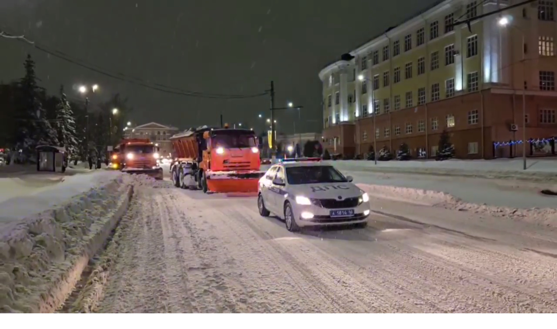 Знакомый петербуржцам «Ваня» добрался до Москвы и засыпал её снегом