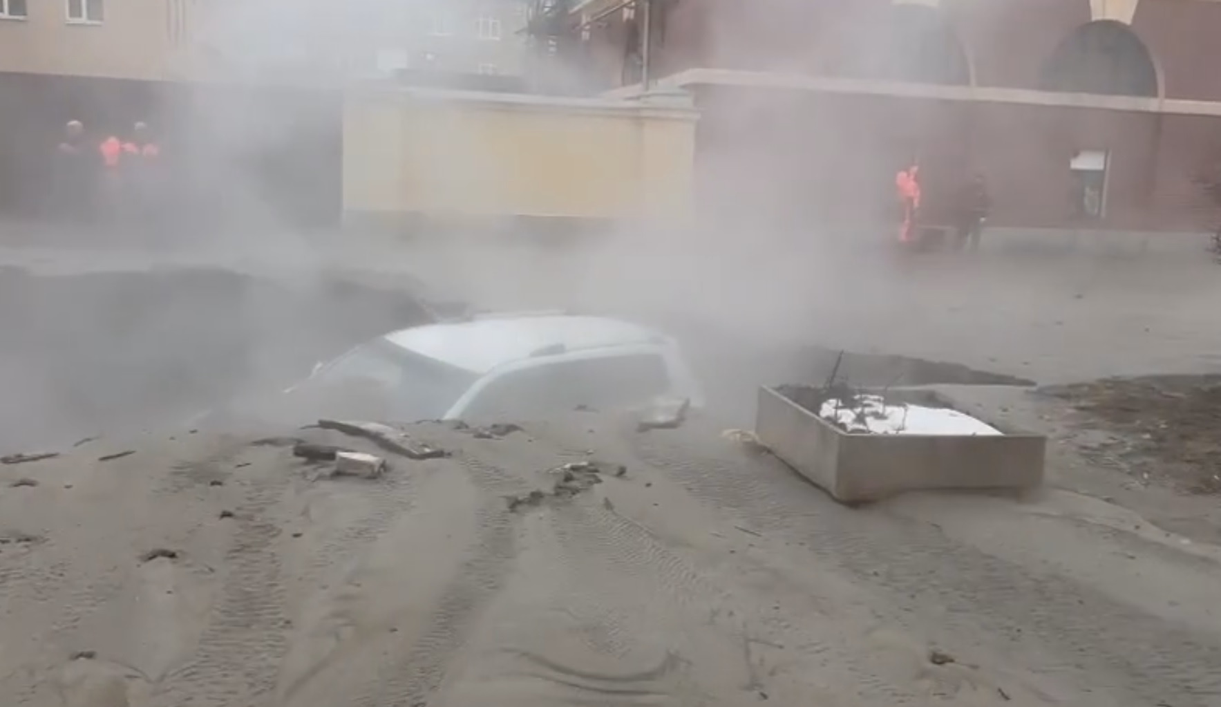 Видео: Машина на Рижском оказалась в промоине по самую крышу. Четверо пострадавших уже в больницах