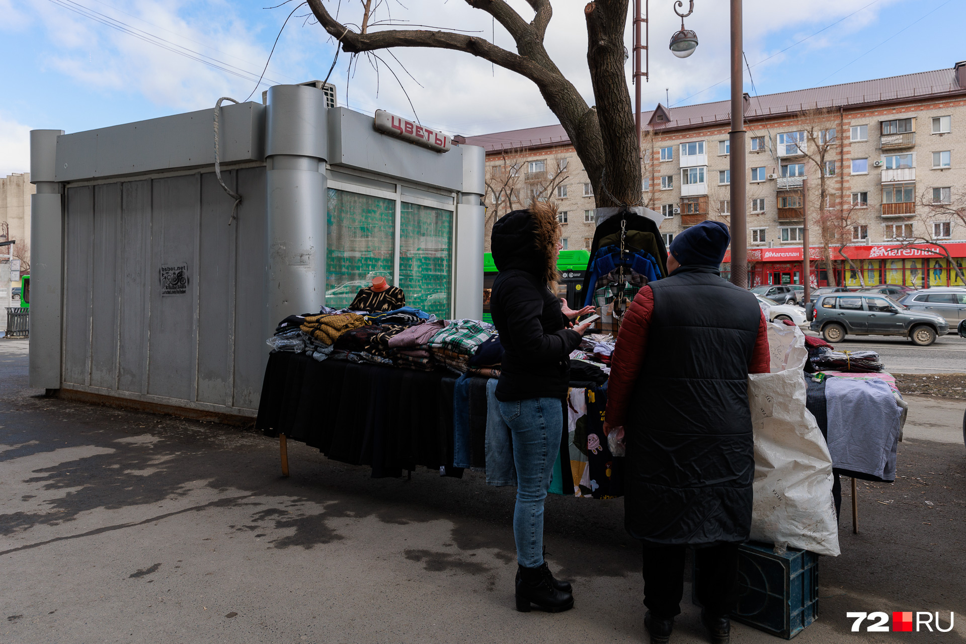 На импровизированном прилавке могут прикупить себе одежду и мужчины, и женщины На импровизированном прилавке могут прикупить себе одежду и мужчины, и женщины