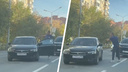 Новосибирец отпинал водителя посреди дороги — инцидент попал на видео