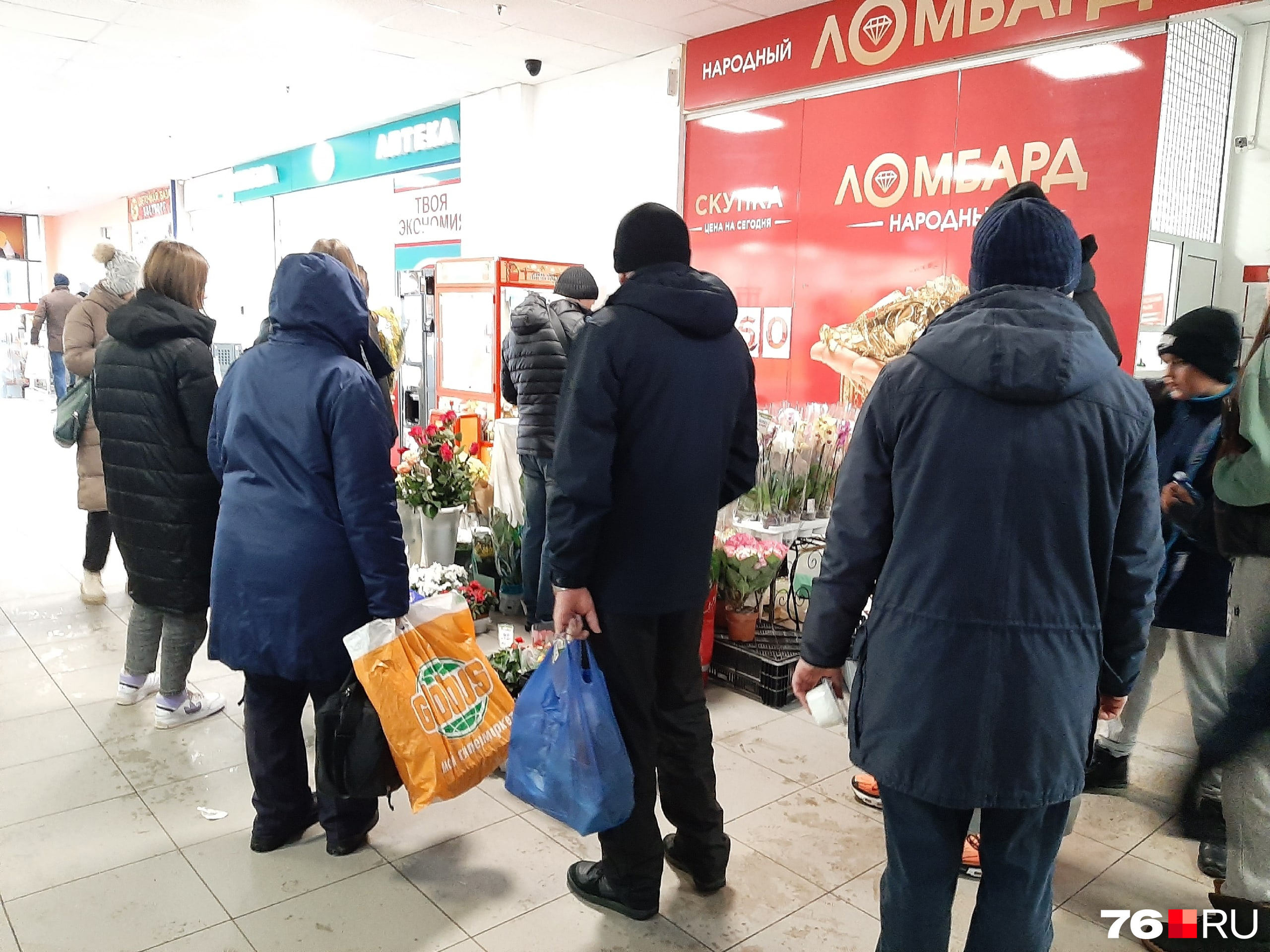 В ТЦ «Победа» один тюльпан стоит 65 рублей В ТЦ «Победа» один тюльпан стоит 65 рублей