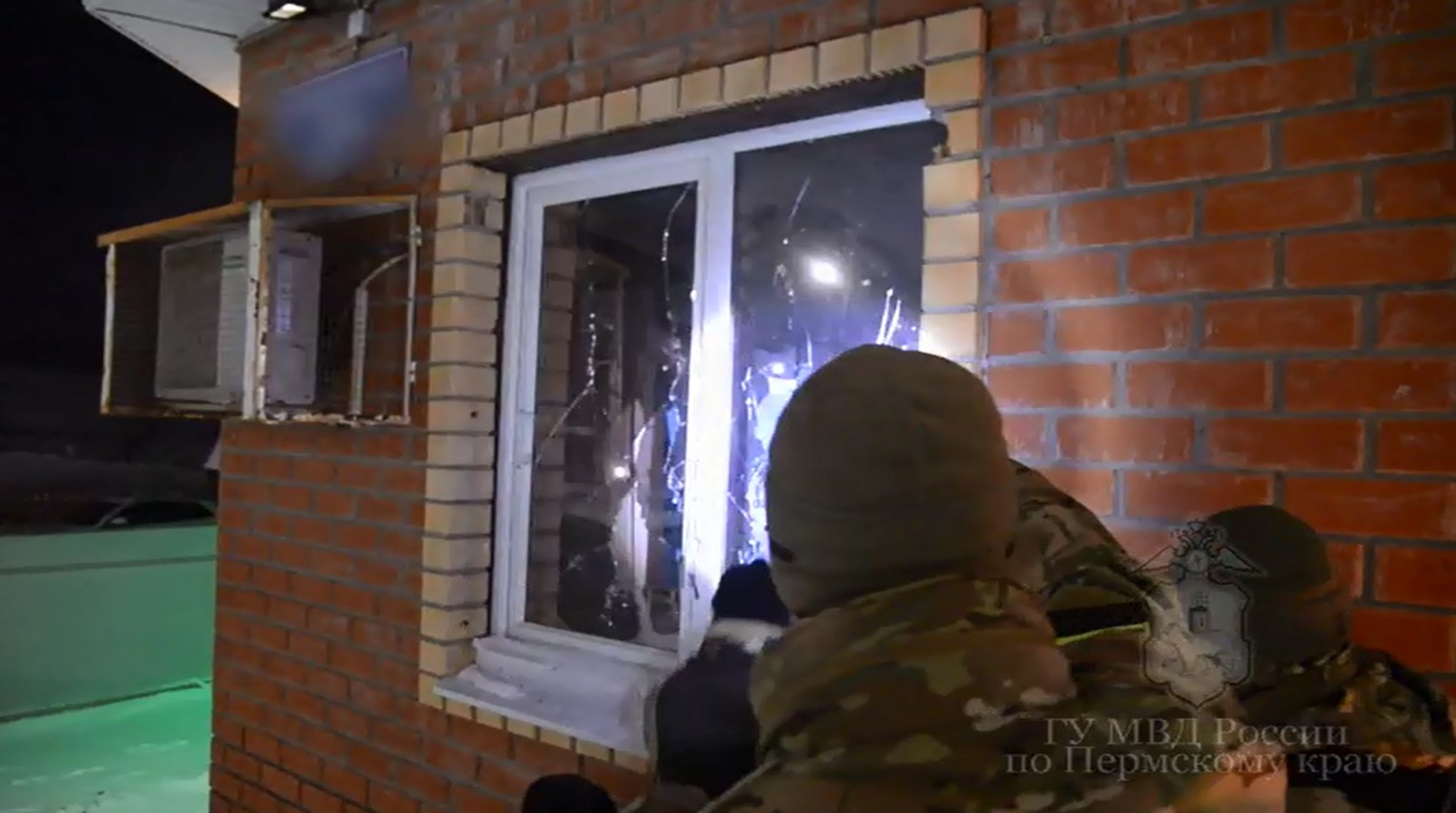 Полицейские разбили окна в ребцентре «Титан», провели задержания и обыски