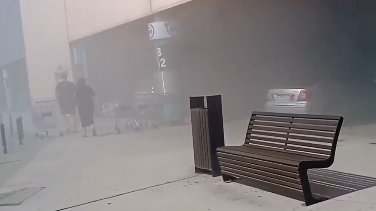 «Загорелась машина»: парковку МЕГИ в Новосибирске заволокло дымом — видео
