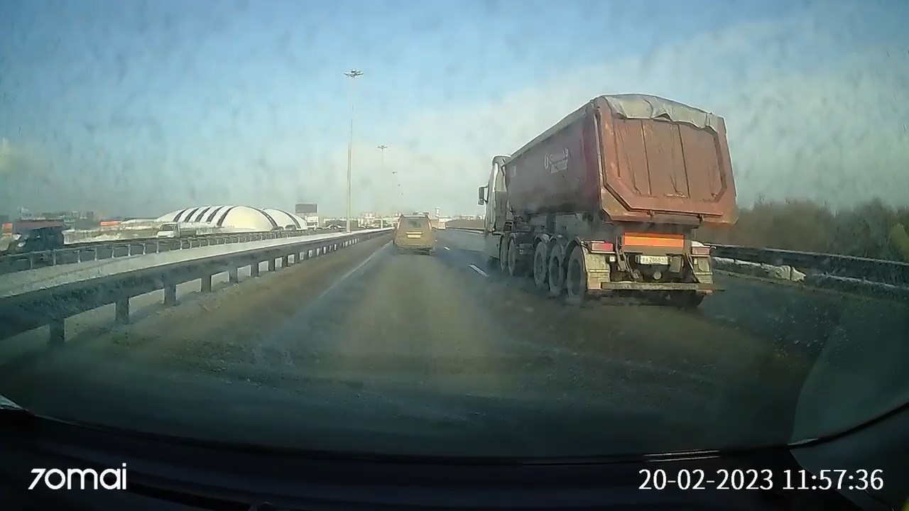 Видео: Лобовое стекло легковой треснуло от взрыва колеса самосвала на КАД  Петербурга - 20 февраля 2023 - ФОНТАНКА.ру