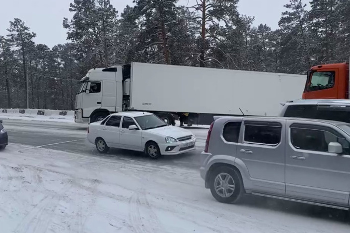 Пробка сковала Объездное шоссе в районе центрального кладбища в Чите ...