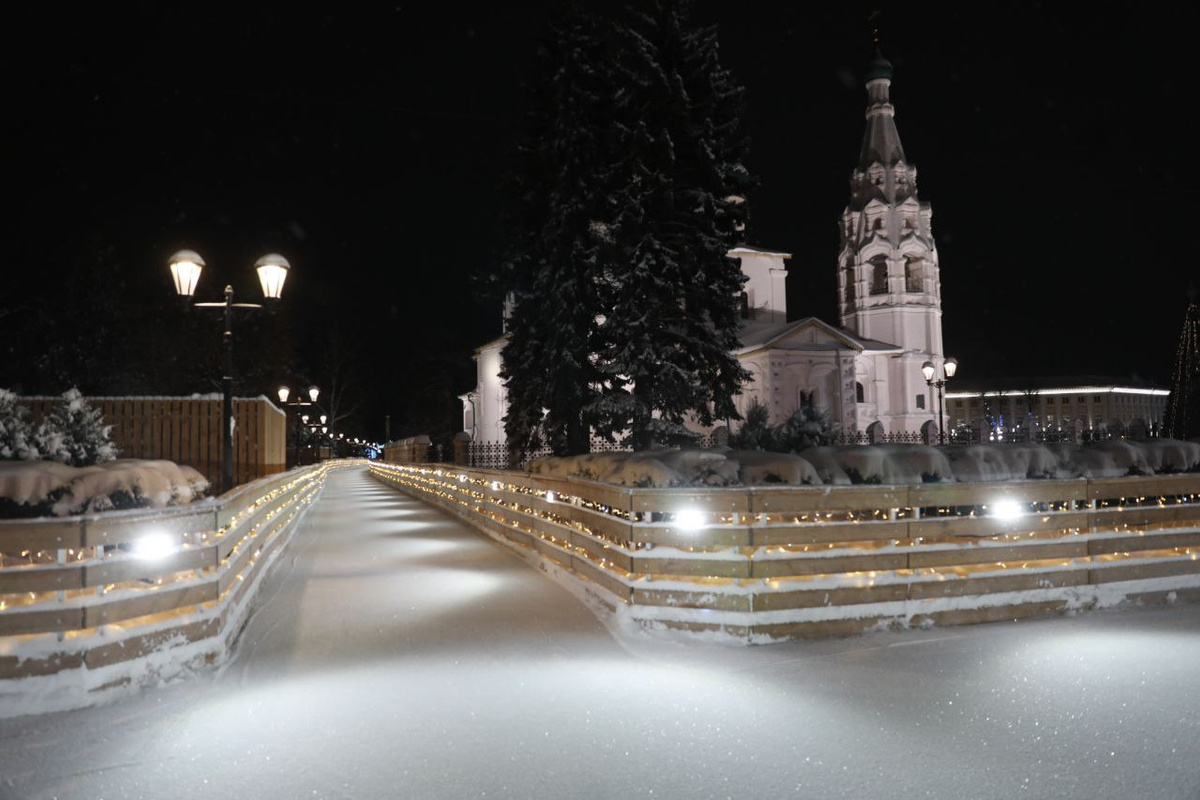 В Ярославле открылся каток на Советской площади: «В этом году вышел за  пределы стандартного корта» | 16.12.2023 | Ярославль - БезФормата