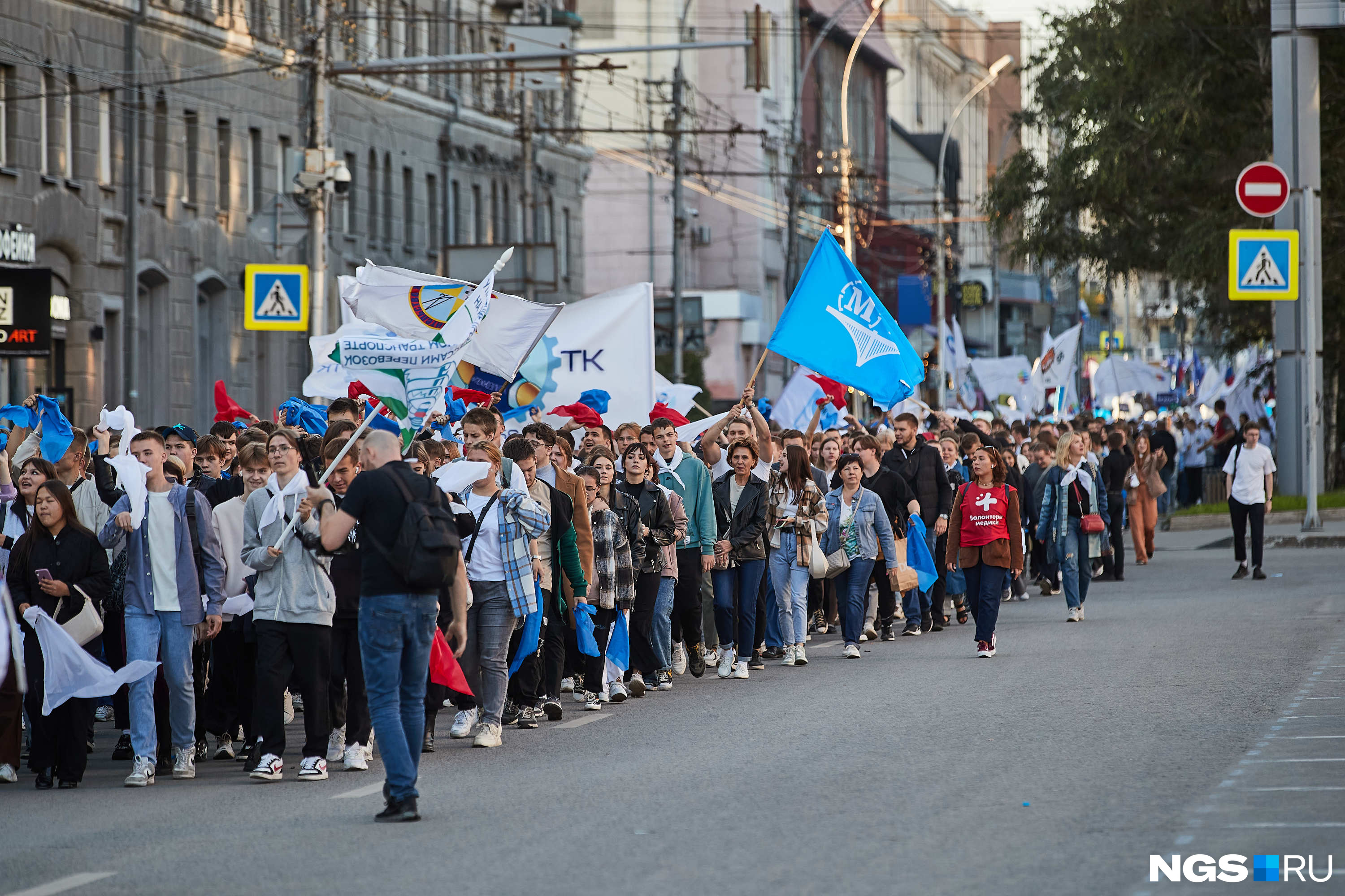 Парад российского студенчества в Новосибирске начался в 18:30. Как сообщили в группе события во «ВКонтакте», в колонне могли идти не только первокурсники учебных заведений. Парад российского студенчества в Новосибирске начался в 18:30. Как сообщили в группе события во «ВКонтакте», в колонне могли идти не только первокурсники учебных заведений.