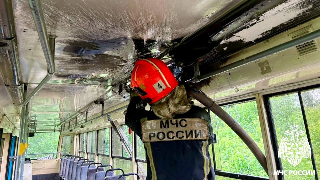 МЧС показало последствия пожара в трамвае Кемерова: его тушили меньше пяти минут