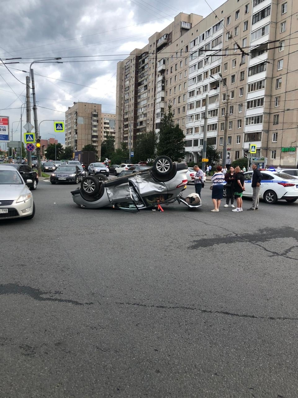 На Звёздной улице в Петербурге водитель «Лады» опрокинул кроссовер и уехал  в больницу - 27 июля 2023 - ФОНТАНКА.ру