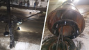 В центре Рыбинска фонарный столб упал на автомобиль. Фото